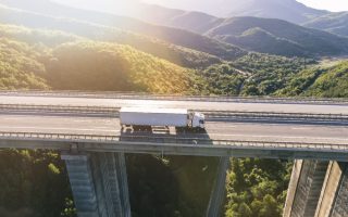 Transportadora de carga fechada: a escolha para garantir a segurança de sua mercadoria