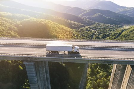 Transportadora de carga fechada: a escolha para garantir a segurança de sua mercadoria